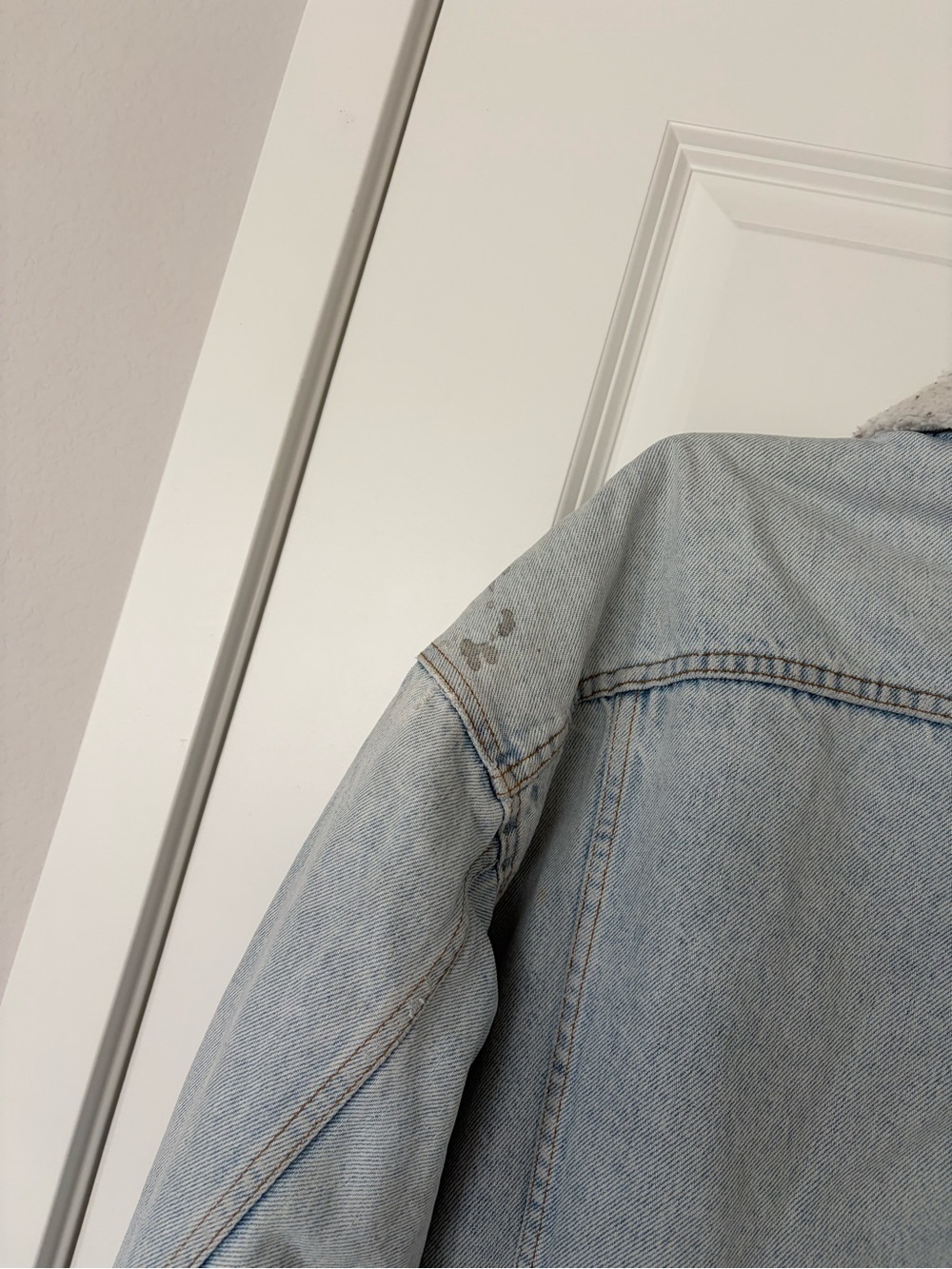 Vintage Levi’s Sherpa Trucker Jacket Made in USA XL Distressed Light Wash Denim - Picture 10 of 14